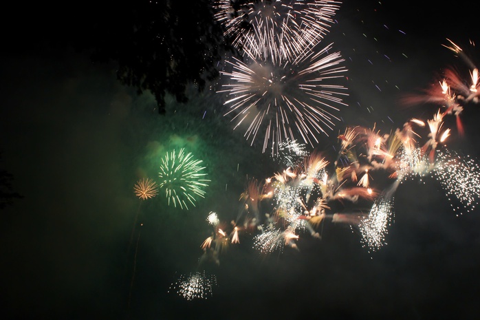 Ph&aacute;o hoa rực s&aacute;ng tr&ecirc;n bầu trời ch&agrave;o năm 2026 - Ảnh 13.