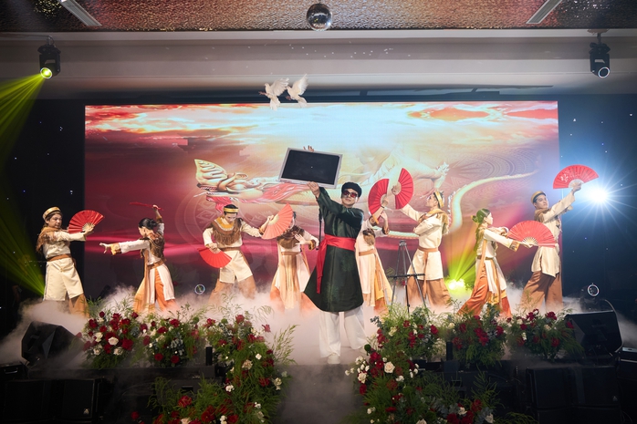 Phan Đinh T&ugrave;ng đ&oacute;n tuổi 50 ra sao?  - Ảnh 4.