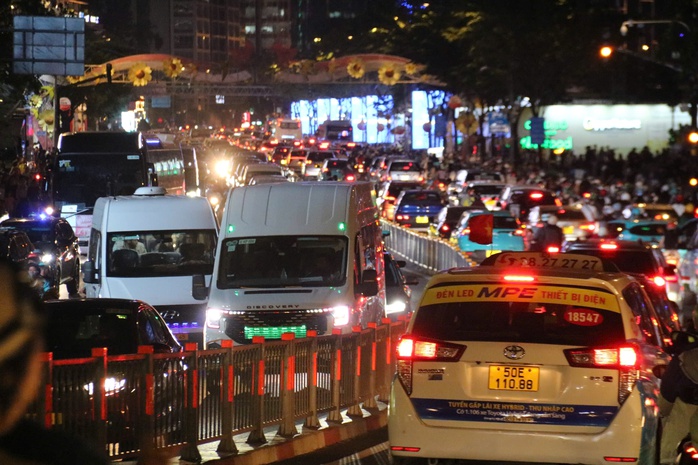 "Biển người" chờ đ&oacute;n xem ph&aacute;o hoa mừng năm mới 2026 - Ảnh 7.