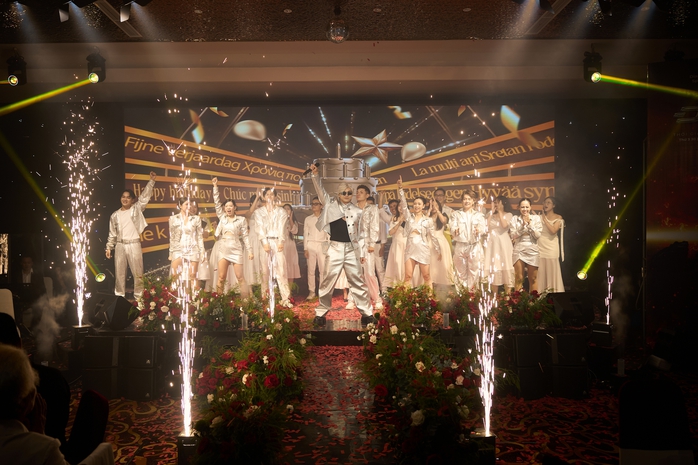 Phan Đinh T&ugrave;ng đ&oacute;n tuổi 50 ra sao?  - Ảnh 1.