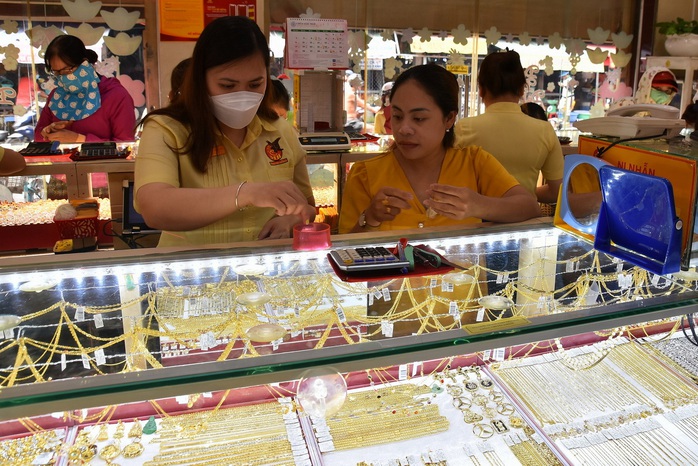 Gi&aacute; v&agrave;ng h&ocirc;m nay 1-1: Gi&aacute; v&agrave;ng thế giới rơi xuống mức thấp nhất trong 3 tuần qua - Ảnh 1.