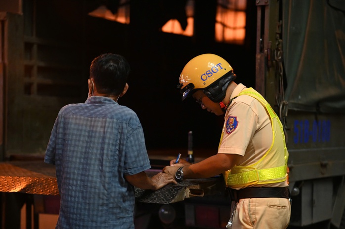 CLIP: CSGT TPHCM tuần tra kiểm so&aacute;t c&ocirc;ng khai kết hợp h&oacute;a trang xử l&yacute; vi phạm nồng độ cồn - Ảnh 1.