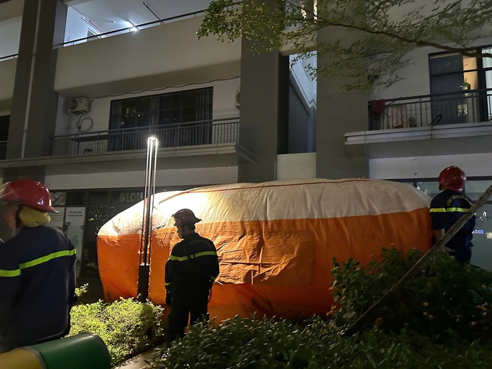 &Aacute;p lực gia đ&igrave;nh khiến nam thanh ni&ecirc;n tự tử tại chung cư Q7 Boulevard được cứu sống - Ảnh 2.