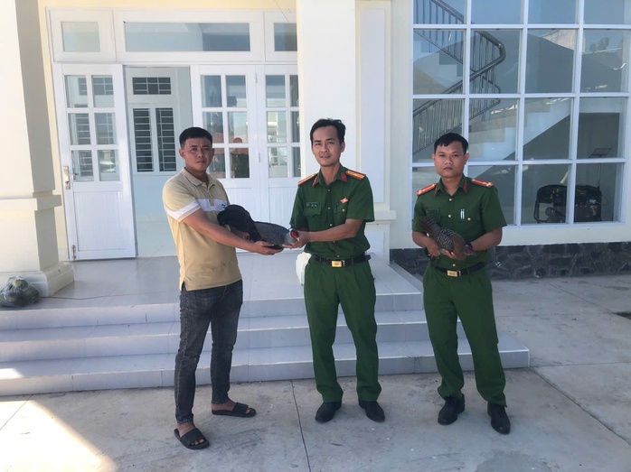 Người d&acirc;n giao nộp g&agrave; l&ocirc;i h&ocirc;ng t&iacute;a q&uacute;y hiếm lạc v&agrave;o nh&agrave; ở L&acirc;m Đồng - Ảnh 1.