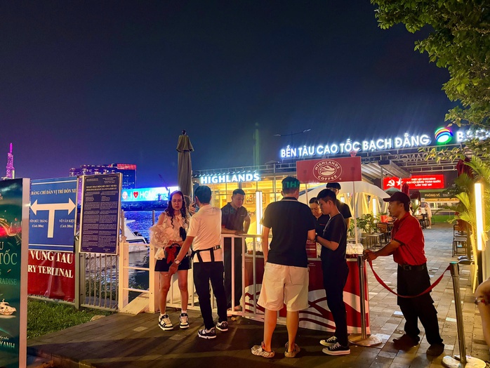 "Biển người" chờ đ&oacute;n xem ph&aacute;o hoa mừng năm mới 2026 - Ảnh 6.