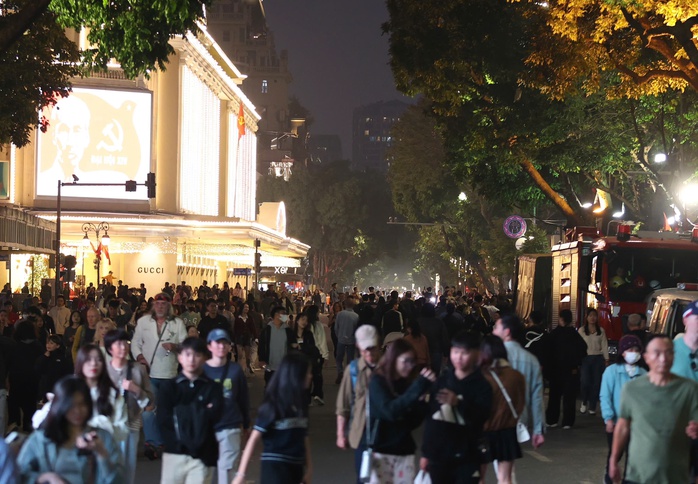 "Biển người" chờ đ&oacute;n xem ph&aacute;o hoa mừng năm mới 2026 - Ảnh 8.