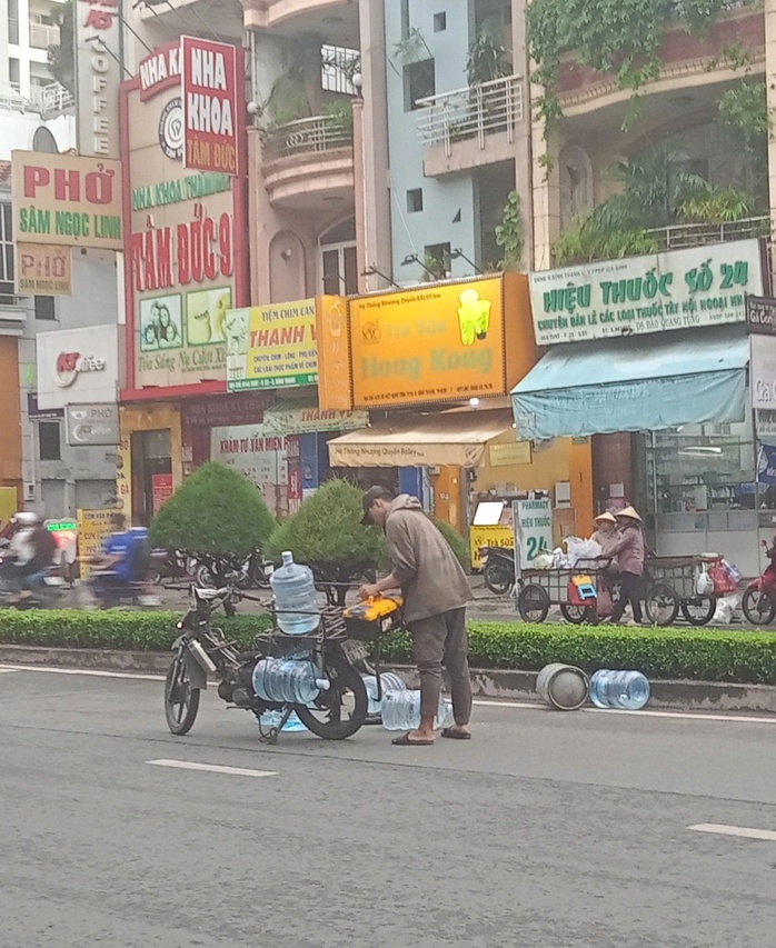 Cồng kềnh, nguy hiểm - Ảnh 1.