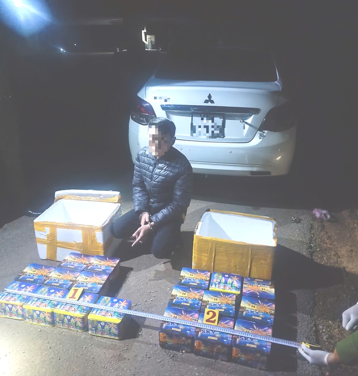 Hai người ra đầu thú sau khi công an bắt quả tang "người vận chuyển" - Ảnh 1.