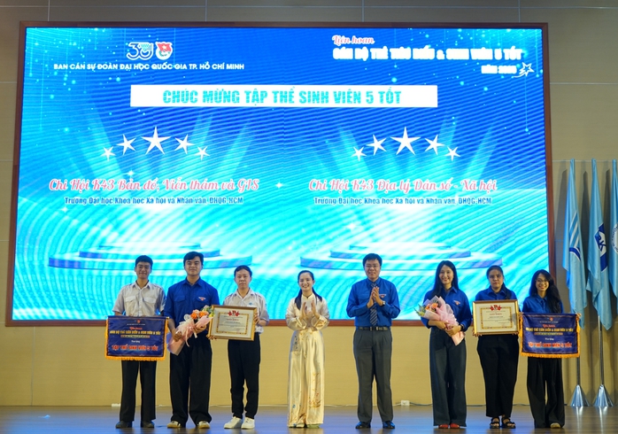 Vinh danh 113 cán bộ trẻ tiêu biểu và 448 sinh viên 5 tốt ĐHQG TPHCM - Ảnh 1.