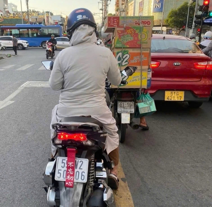 2 Phụ nữ ở TPHCM dán bùa che biển số xe bị xử phạt nghiêm khắc - Ảnh 1.