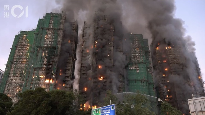 Cháy ở Hồng Kông: Nỗi tuyệt vọng của cụ ông khi vợ mắc kẹt trong lửa - Ảnh 2.