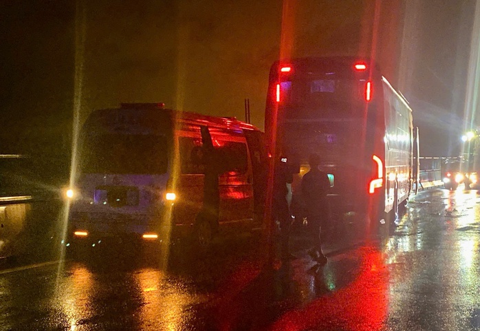 Tai nạn trên tuyến cao tốc Vĩnh Hảo – Phan Thiết, bệnh nhân trên xe cứu thương tử vong - Ảnh 1.