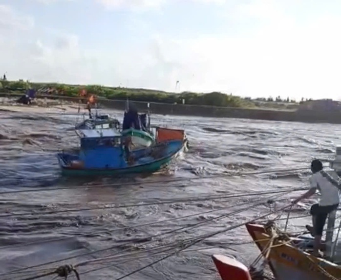 Nước lũ về nhanh, hàng chục ghe thuyền bị cuốn trôi, ngập hơn 1.000 căn nhà - Ảnh 1.