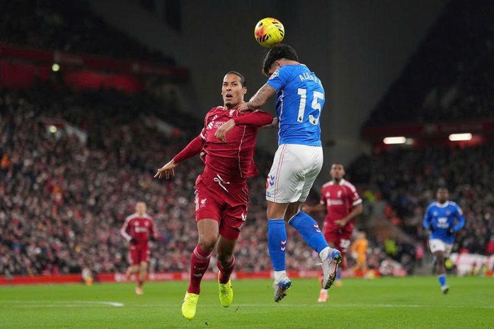 Van Dijk và cái bóng nhạt nhòa của chính mình - Ảnh 1.