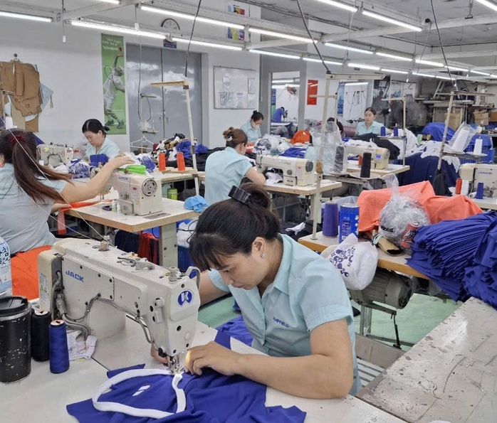 Nghỉ Tết hơn 14 ngày, người lao động có phải đóng BHXH, bảo hiểm y tế? - Ảnh 1.