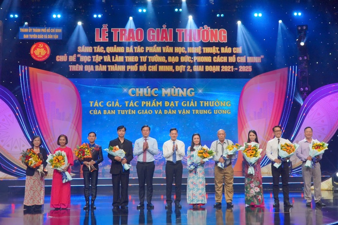 TP HCM trao 115 giải thưởng cho tác phẩm văn học, nghệ thuật, báo chí xuất sắc - Ảnh 2.