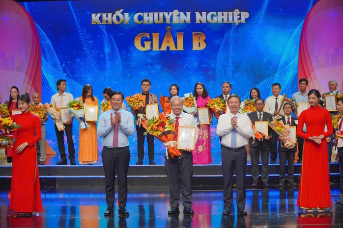 TP HCM trao 115 giải thưởng cho tác phẩm văn học, nghệ thuật, báo chí xuất sắc - Ảnh 4.