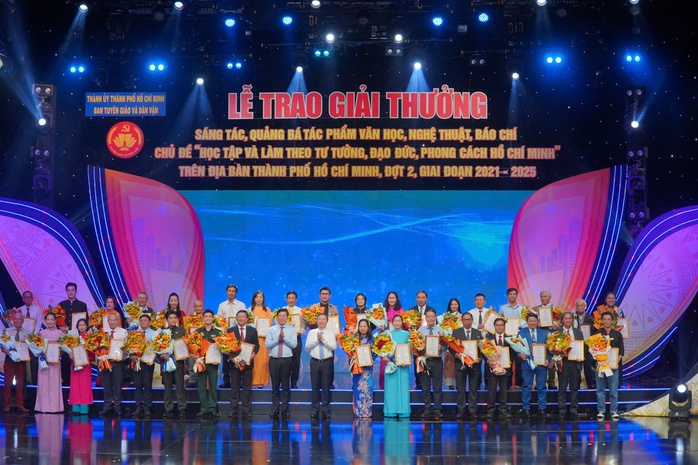 TP HCM trao 115 giải thưởng cho tác phẩm văn học, nghệ thuật, báo chí xuất sắc - Ảnh 3.