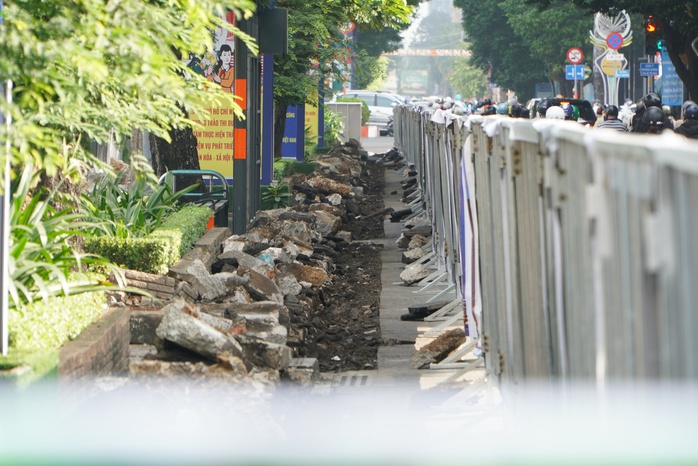 TPHCM giới hạn khung giờ đào bới, sửa chữa mặt đường, vỉa hè dịp cuối năm - Ảnh 2.