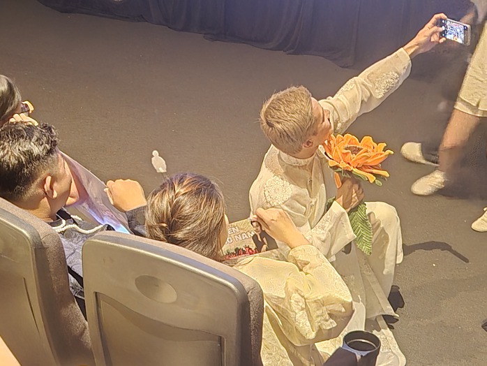 Anh Tạ "Mưa đỏ" đọ sắc với mỹ nam Lâm Bách Hoành - Ảnh 8.