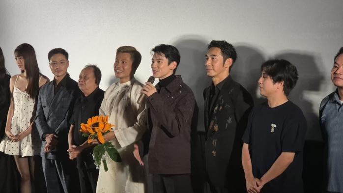 Anh Tạ "Mưa đỏ" đọ sắc với mỹ nam Lâm Bách Hoành - Ảnh 2.