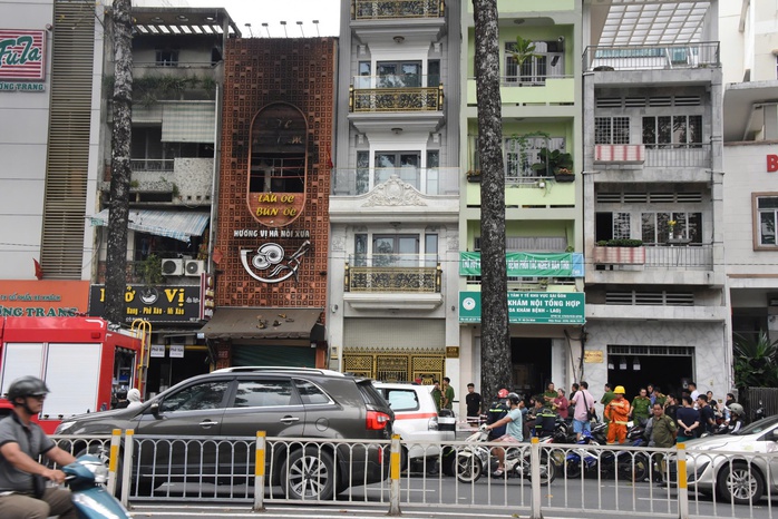 Phó Chủ tịch UBND TPHCM Trần Văn Bảy đến hiện trường vụ cháy 6 người thương vong, chỉ đạo khắc phục - Ảnh 3.