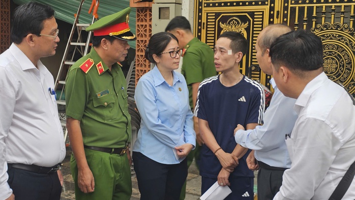 Phó Chủ tịch UBND TPHCM Trần Văn Bảy đến hiện trường vụ cháy 6 người thương vong, chỉ đạo khắc phục - Ảnh 2.