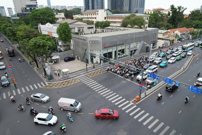 Đường phố TP HCM nay "lạ" lắm! - Ảnh 1.