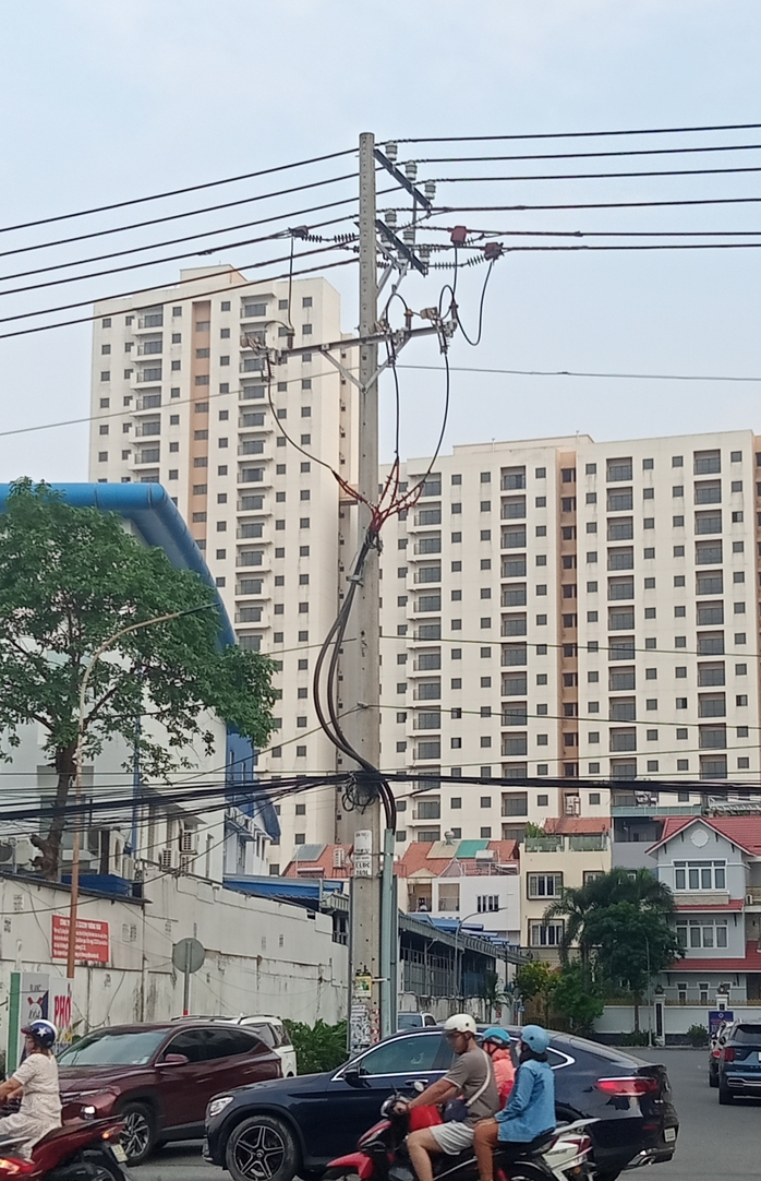 Trụ điện giữa đường - Ảnh 1.