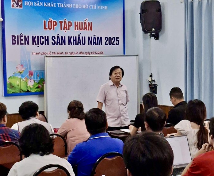 NSND Trần Ngọc Giàu đánh giá cao lớp tập huấn biên kịch sân khấu 2025 - Ảnh 1.