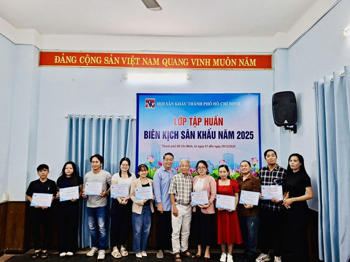 NSND Trần Ngọc Giàu đánh giá cao lớp tập huấn biên kịch sân khấu 2025 - Ảnh 4.