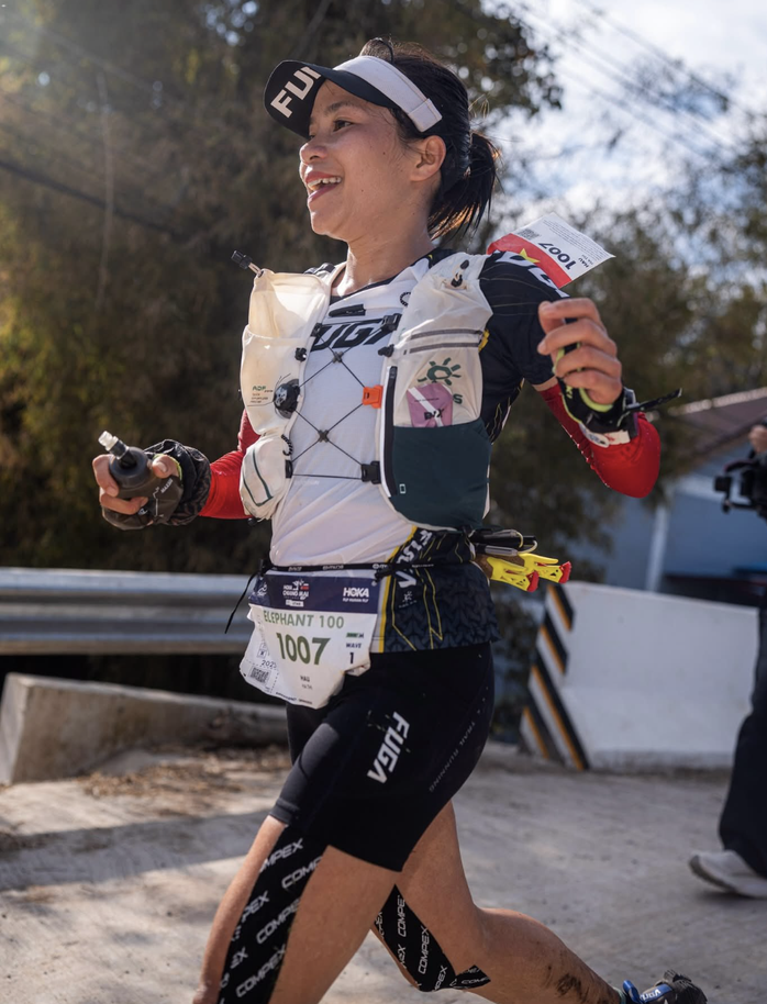"Siêu nhân" Hà Thị Hậu chinh phục đỉnh cao 100 km tại UTMB Chiang Mai 2025 - Ảnh 1.