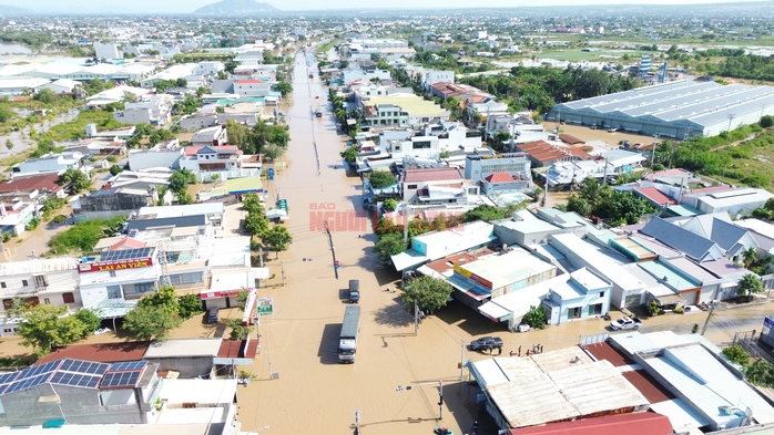 Quốc lộ 1 qua Lâm Đồng tiếp tục ngập sâu, giao thông nhiều nơi tê liệt - Ảnh 1.