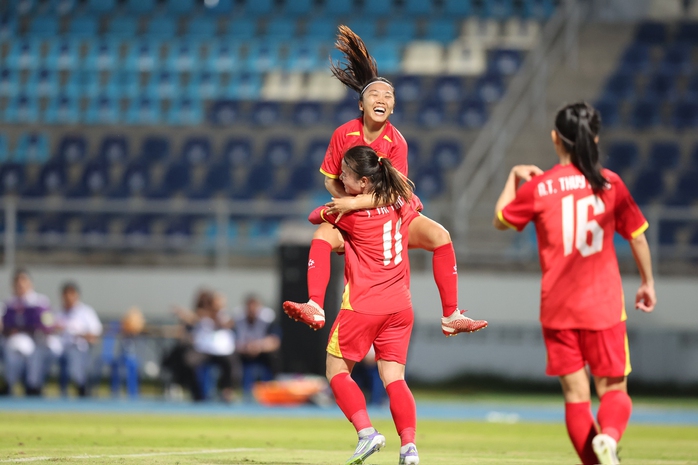 Mưa bàn thắng ngày ra quân - Ảnh 1.