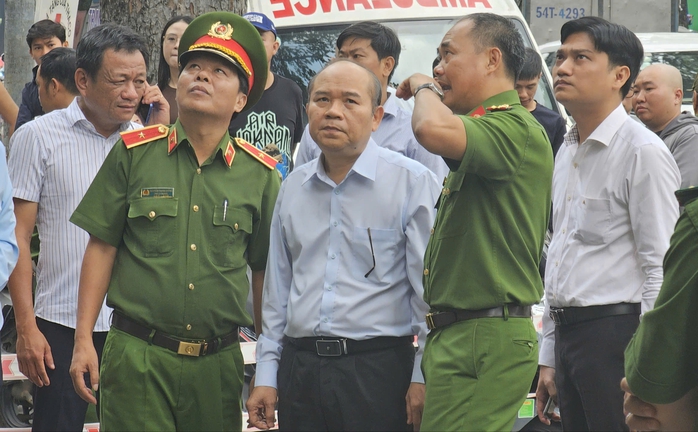 Phó Chủ tịch UBND TPHCM Trần Văn Bảy đến hiện trường vụ cháy 6 người thương vong, chỉ đạo khắc phục - Ảnh 1.