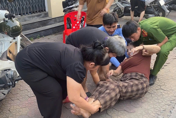 3 Cán bộ Công an TPHCM cứu người điện giật trên mái nhà kịp thời - Ảnh 2.