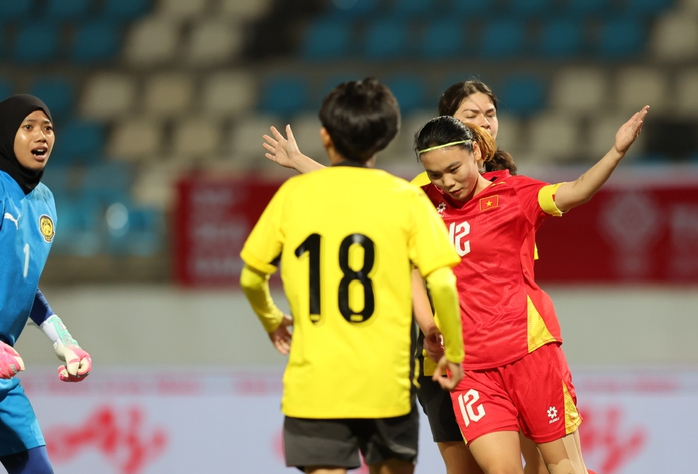 Tuyển nữ Việt Nam thắng đậm Malaysia trận ra quân SEA Games 33 - Ảnh 1.