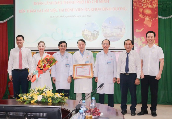 Bí thư Thành ủy TPHCM Trần Lưu Quang: Ca mổ nối bàn tay đứt lìa thể hiện trái tim người thầy thuốc - Ảnh 1.