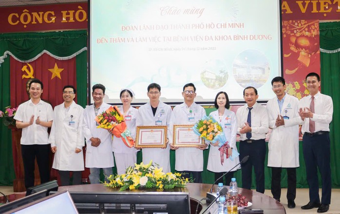 Bí thư Thành ủy TPHCM Trần Lưu Quang: Ca mổ nối bàn tay đứt lìa thể hiện trái tim người thầy thuốc - Ảnh 2.