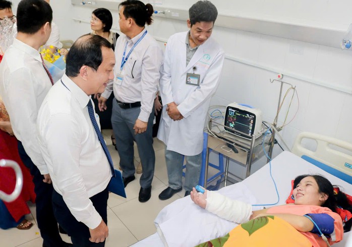 Bí thư Thành ủy TPHCM Trần Lưu Quang: Ca mổ nối bàn tay đứt lìa thể hiện trái tim người thầy thuốc - Ảnh 5.