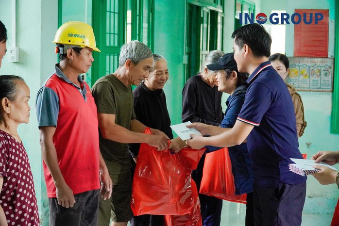 Hành trình "ngược gió" về miền Trung: Tập đoàn INOGROUP trao yêu thương đến bà con vùng lũ - Ảnh 1. Hành trình "ngược gió" về miền Trung: Tập đoàn INOGROUP trao yêu thương đến bà con vùng lũ - Ảnh 1.