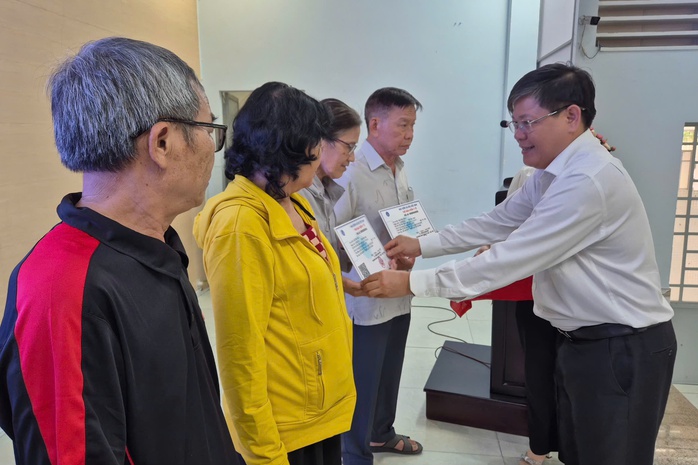 Người dân từ 65 tuổi ở TP HCM vui mừng nhận thẻ BHYT miễn phí - Ảnh 2.