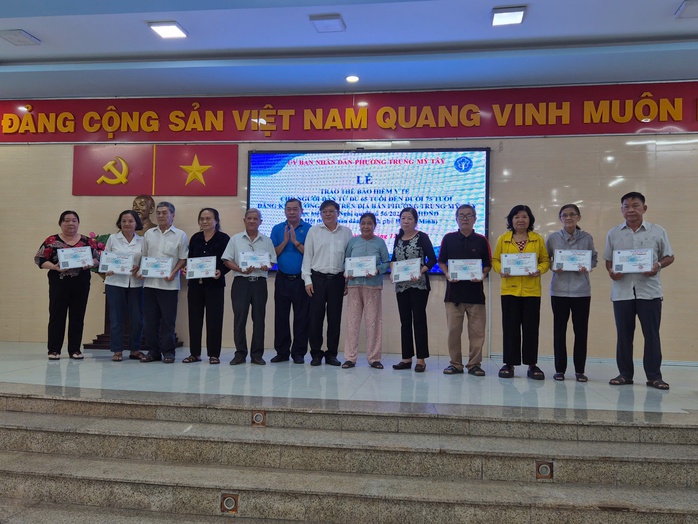Người dân từ 65 tuổi ở TP HCM vui mừng nhận thẻ BHYT miễn phí - Ảnh 3.