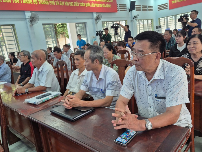 Người dân từ 65 tuổi ở TP HCM vui mừng nhận thẻ BHYT miễn phí - Ảnh 1.