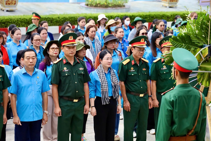 Ấm tình quân – dân trong chương trình "Một ngày cùng chiến sĩ" - Ảnh 1.