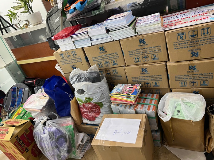 Những phần quà ý nghĩa gửi đến học sinh vùng lũ  - Ảnh 7.