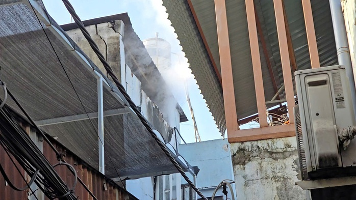 Cháy nhà TPHCM sáng nay khiến 1 người tử vong , điều tra nguyên nhân vụ việc - Ảnh 1.