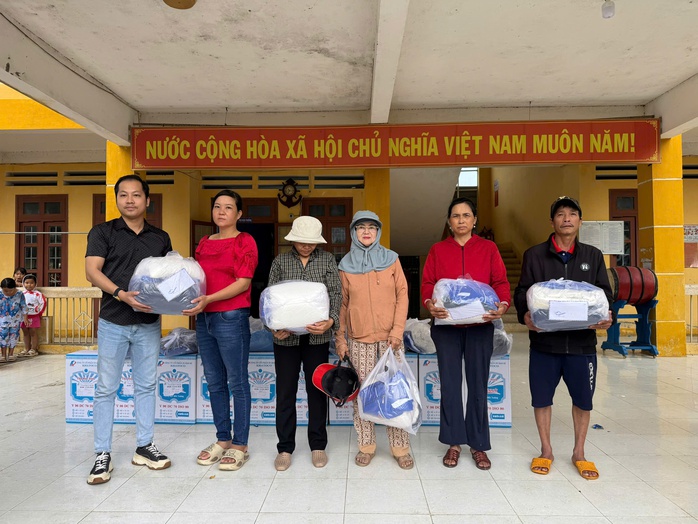 Đem yêu thương đến với vùng lũ Phú Yên - Ảnh 2.