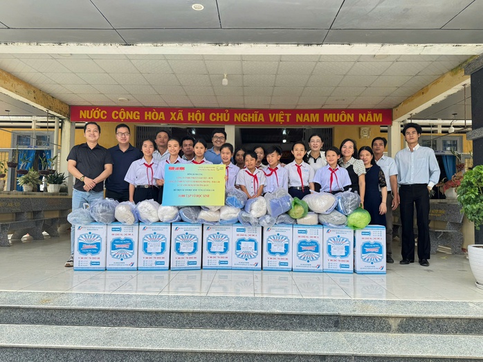 Đem yêu thương đến với vùng lũ Phú Yên - Ảnh 3.