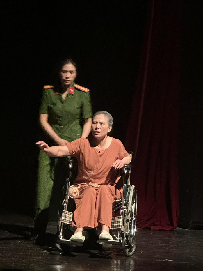 Nhà hát Kịch Công an nhân dân tạo ấn tượng mạnh với tác phẩm "Nơi bình minh trở lại" - Ảnh 5.